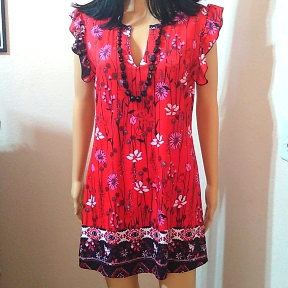 🖐🏽  Red and black floral dress
